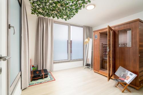 un salon avec une grande fenêtre et un lustre dans l'établissement House with private parking & sauna near city centre and transport, à Roulers