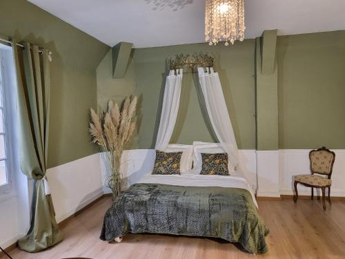 1 dormitorio con 1 cama, 1 silla y 1 lámpara de araña en Château Fédora, en Marcilloles