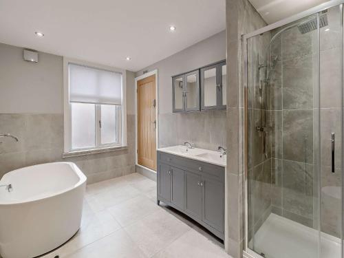 uma casa de banho com uma banheira, um lavatório e um chuveiro em 4 Bed in Fleetwood 91701 em Fleetwood