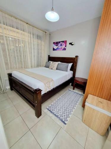 een slaapkamer met een groot bed in een kamer bij 1 Bedroom Apartment on Kiambu Road in Kiambu