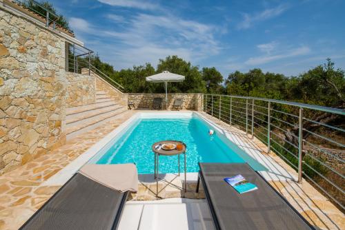 una piscina en el balcón de una casa en Ares Villa, en Bogdanátika