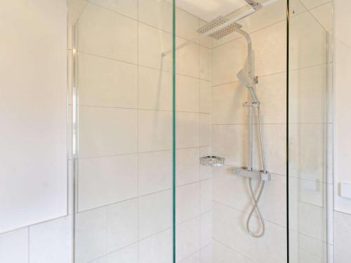 eine Dusche mit Glastür im Bad in der Unterkunft 2 Bed in Gower 91724 