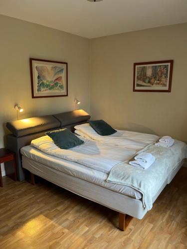 two twin beds in a room with at Västerhöjdsgården in Skövde
