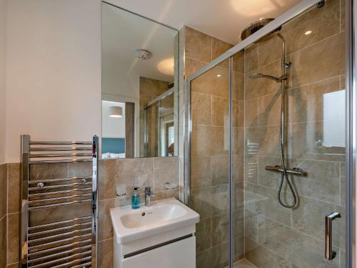 uma casa de banho com um chuveiro, um lavatório e um WC. em 2 Bed in Westward Ho 91748 em Northam