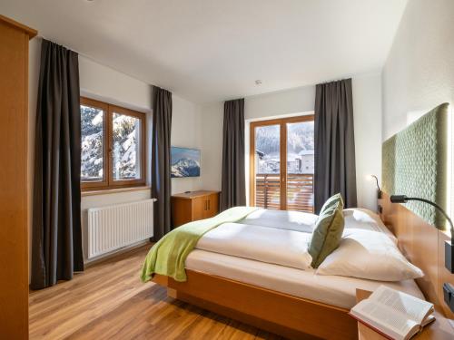 1 dormitorio con cama y ventana en Brixentalerhof, en Westendorf