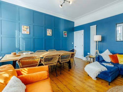 comedor con paredes azules, mesa y sillas en 3 Bed in Tregaron 91689 en Tregaron