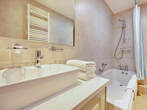 ein Badezimmer mit einem Waschbecken, einer Badewanne und einer Dusche in der Unterkunft 1 Bed in Matterdale 91812 in Dockray