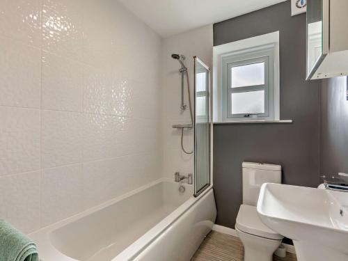 La salle de bains est pourvue d'une baignoire, de toilettes et d'un lavabo. dans l'établissement 2 Bed in Wooler 92074, à Wooler