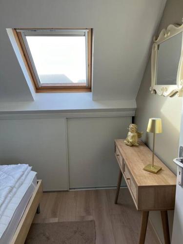 une chambre avec un lit, une table et une fenêtre dans l'établissement Appartement Merlimont Plage, à Merlimont