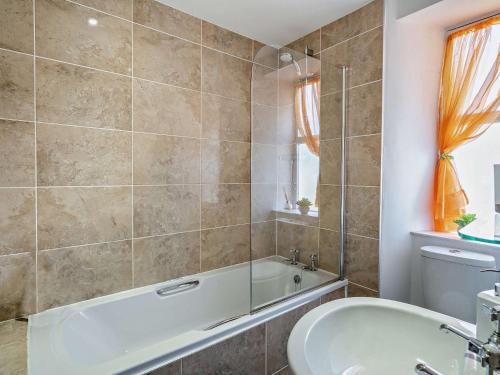 y baño con bañera y lavamanos. en 3 Bed in Kendal 91839, en Kendal
