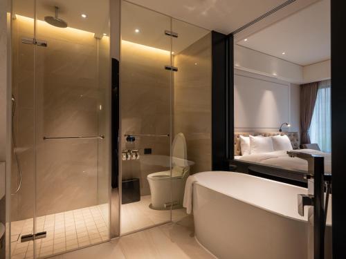 Koupelna v ubytování Hotel Mvsa+Michelin 2 Starred Molino de Urdàniz