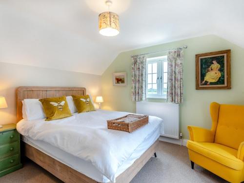 Un pat sau paturi într-o cameră la 2 Bed in Woodhall Spa 91957