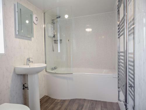 y baño con lavabo, bañera y aseo. en 2 Bed in Aberdesach 92082 en Clynnog-fawr