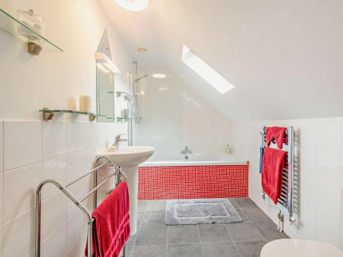 y baño blanco con lavabo y bañera. en 2 Bed in Christchurch 91999 en Burton