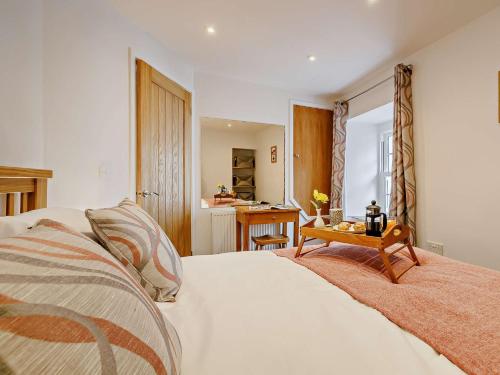sypialnia z łóżkiem ze stołem i łazienką w obiekcie 2 Bed in Aberdovey 91962 w mieście Aberdyfi