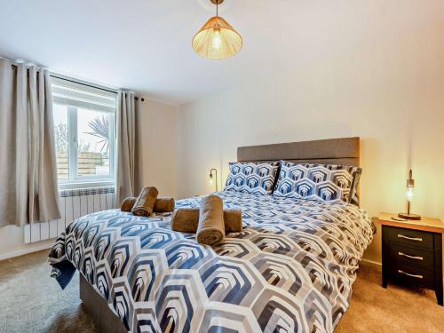 Un dormitorio con una cama grande y una ventana en 2 Bed in Seascale 91928, en Seascale