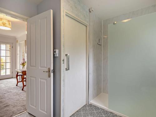 een witte deur in een kamer met een tafel bij 2 Bed in Tenbury Wells 91980 in Mamble