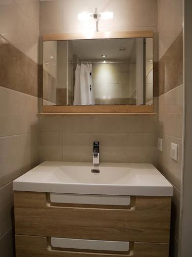 エクスレバンにあるVilla Cathy T2のバスルーム(白い洗面台、鏡付)