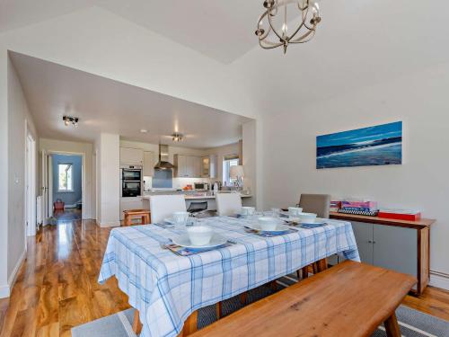 Ένα ή περισσότερα κρεβάτια σε δωμάτιο στο 3 Bed in Tenby 92066