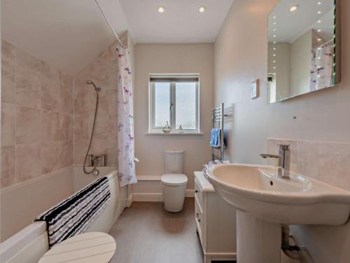 Ένα μπάνιο στο 3 Bed in Tenby 92066