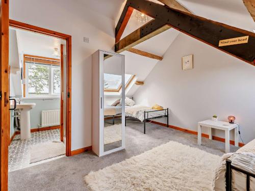 Habitación con 2 camas y espejo. en 4 Bed in Aberaeron 92072, en Llanrhystyd