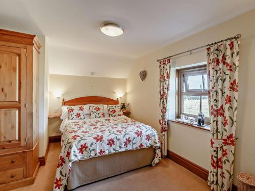 High Cattonにある1 bed in Stamford Bridge 92093のベッドルーム(ベッド1台、窓付)