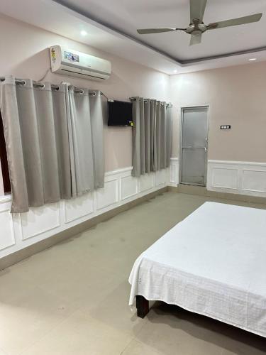 Katil atau katil-katil dalam bilik di Sonebhadra guesthouse sahil palace