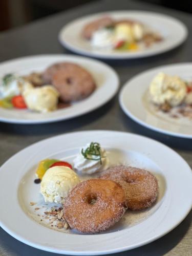 drei Donuts auf einem Teller auf einem Tisch in der Unterkunft Gasthof Kreisi in Friedberg