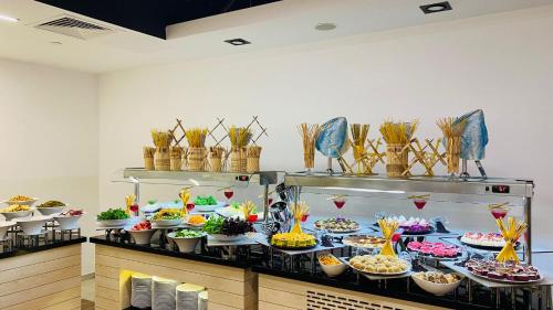 un buffet con molti piatti in esposizione di Hotel Sun a Lefkosa Turk