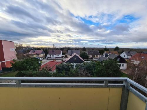 een uitzicht op een stad met huizen en een bewolkte lucht bij Gästewohnung KL. WZL 33_7 