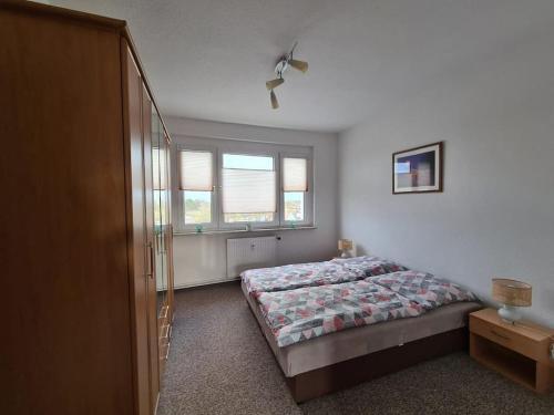 een slaapkamer met een bed en een raam bij Gästewohnung KL. WZL 33_7 