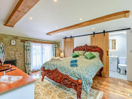1 Bed in Cullompton 92104 في Kentisbeare: غرفة نوم بسرير كبير وحمام