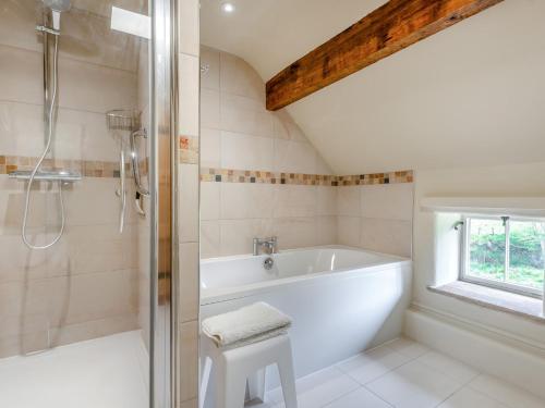 Ένα μπάνιο στο 1 Bed in Onecote 91864