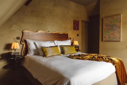 Schlafzimmer mit einem Bett mit weißer Bettwäsche und gelben Kissen in der Unterkunft De Durgerdam, Amsterdam in Amsterdam