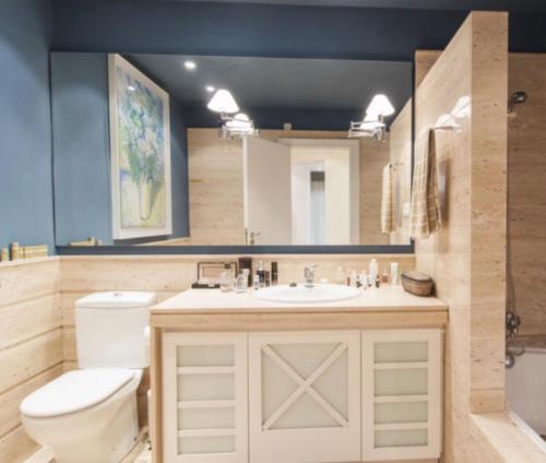 een badkamer met een wit toilet en een wastafel bij Preciosa habitación en suite in Algete