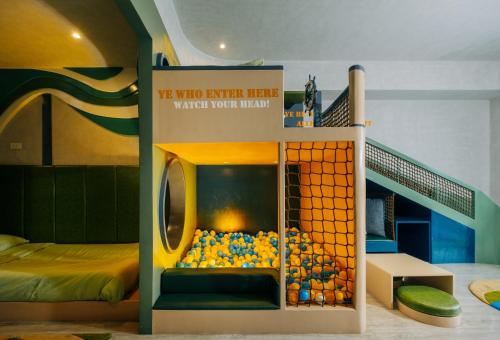 sypialnia dla dzieci z łóżkiem piętrowym i schodami w obiekcie Solea Mactan Resort w mieście Mactan