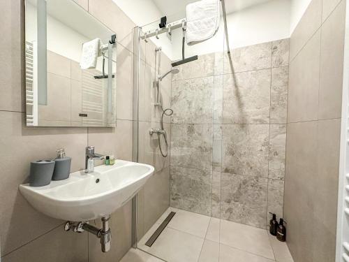 La salle de bains est pourvue d'un lavabo et d'une douche. dans l'établissement FeelHome-Gemütlich-Neustift-4 Gäste-WiFi-Smart TV, à Vienne