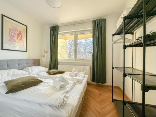 - 2 lits jumeaux dans une chambre avec fenêtre dans l'établissement FeelHome-Gemütlich-Neustift-4 Gäste-WiFi-Smart TV, à Vienne