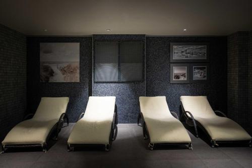 a waiting room with four chairs and a window at HVD Grand Hotel Suhl Business & Leisure in Suhl