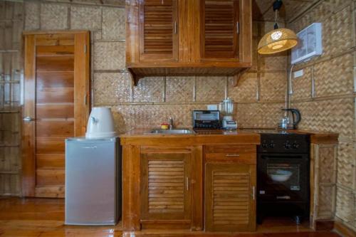 Dapur atau dapur kecil di Amor Penthouse/Honeymoon Suite with Jacuzzi - Best View in the Island. Hidden Paradise!
