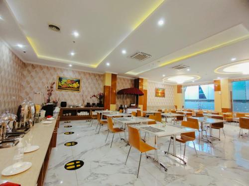 Reštaurácia alebo iné gastronomické zariadenie v ubytovaní Sindoro Hotel Cilacap By Conary