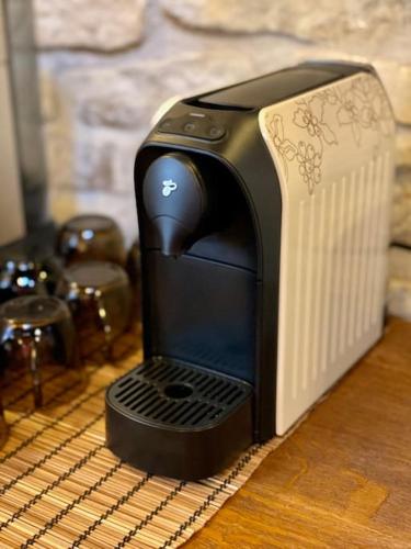 a black toaster sitting on top of a table at Útulný dům pro odpočinek in Malotice