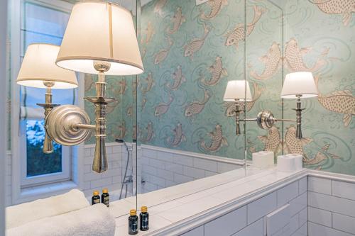 baño con espejo, 3 luces y lavamanos en Apartamenty House Managers - Bursztynowa Zatoka en Sopot