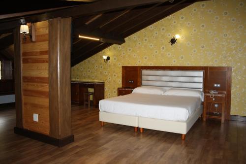 een slaapkamer met een wit bed in een kamer bij Hotel Rural El Reundu in Campomanes