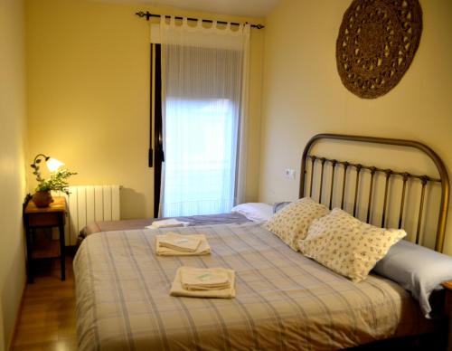 sypialnia z łóżkiem z dwoma ręcznikami w obiekcie El Sitio w mieście Trescasas