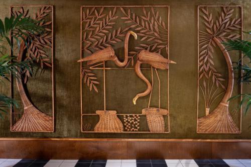 a wall with a painting of birds on it at Hôtel La Conversation in Paris