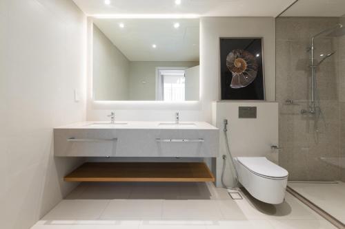 y baño con lavabo, aseo y espejo. en LUXSeaside/2BD/LaVie/JBR, en Dubái