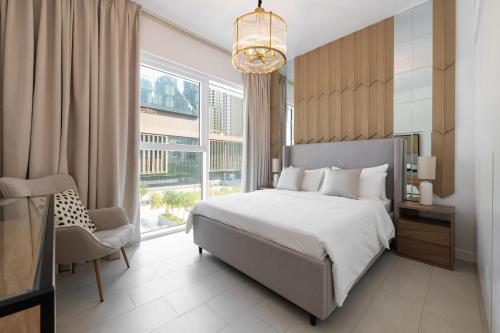 1 dormitorio con cama y ventana grande en LUXSeaside/2BD/LaVie/JBR, en Dubái