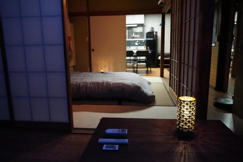 Cette chambre comprend un lit, une table et un miroir. dans l'établissement 駅から徒歩4分/ビル3階全体/広い部屋/広い屋上/和室/レインボーブリッジ/お台場, à Tokyo