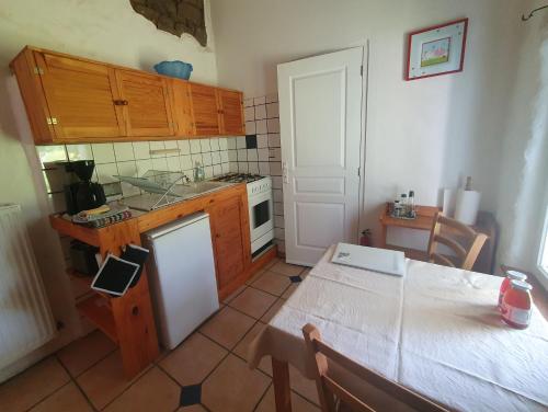 Dapur atau dapur kecil di Gîtes La Vicomterie
